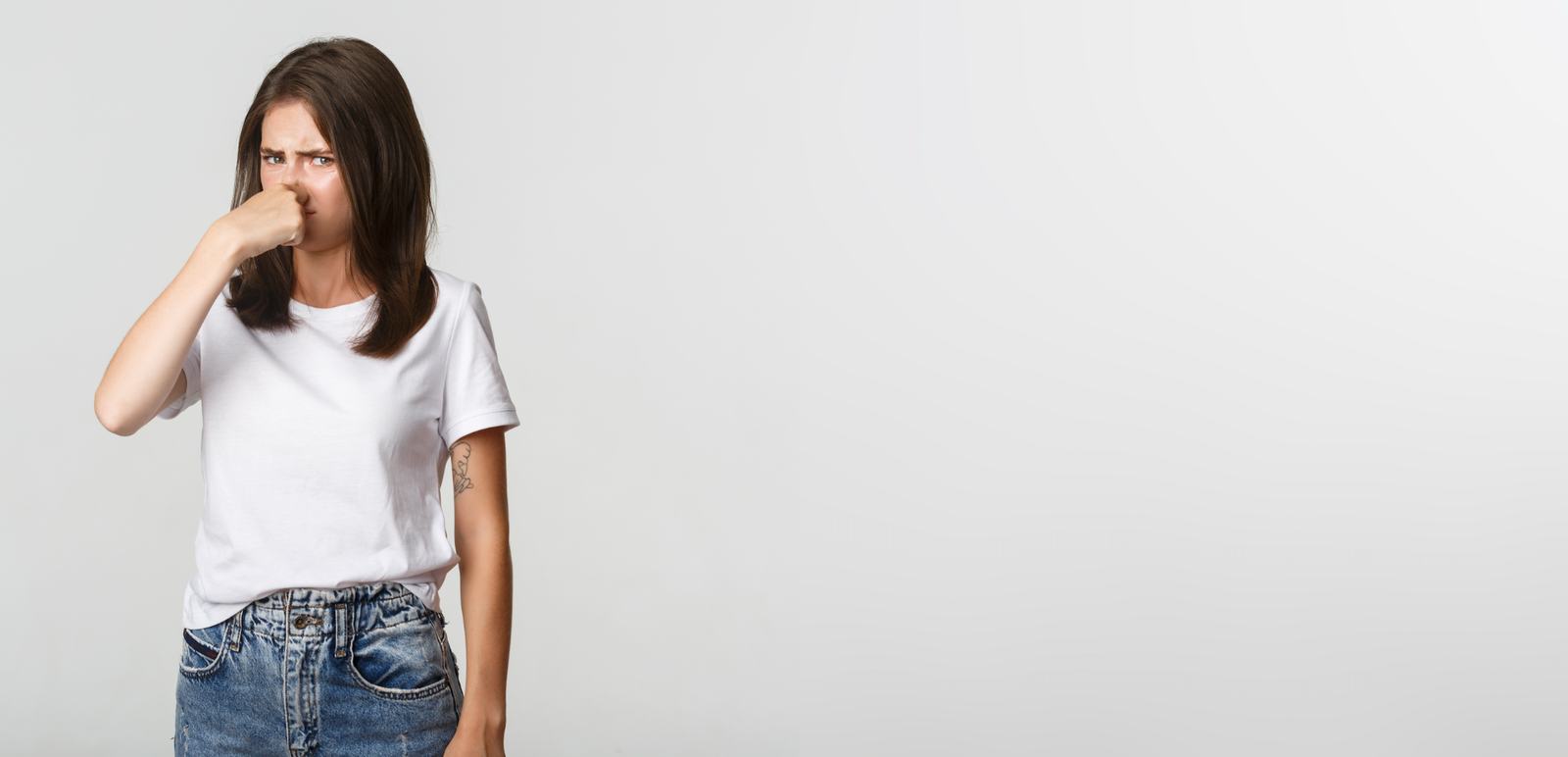 에어컨 냄새로 청소를 고민하는 상황을 보여주는 이미지